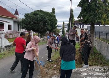Bhabinkamtibmas Aiptu Deddy Syam dan Aiptu R.P Damanik dan Kanit Provos Aipda Ricki M mengikuti kegiatan gotong royong di Jl. Penyambungan