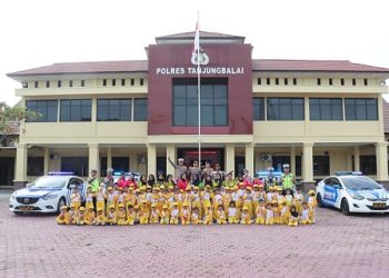 Polres) Tanjungbalai menerima kunjungan istimewa dari puluhan siswa Taman Kanak-Kanak (TK) Kemala Bhayangkari