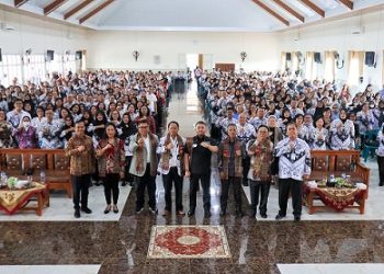 Wali Kota Pematangsiantar Wesly Silalahi SH MKn diwakili Plt Asisten Pemerintahan dan Kesejahteraan Rakyat Lahiri Amri Ghoniyu Hasibuan SSTP MAP di acara Pembukaan Seminar Pendidikan dalam rangka HUT ke-80 PGRI dan Hari Guru Nasional Tahun 2025, di Aula SMK Bintang Timur