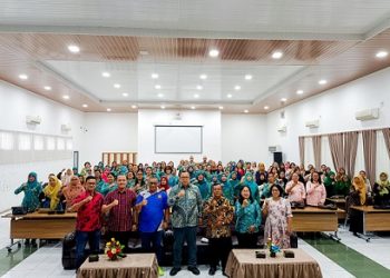 Wali Kota Pematangsiantar Wesly Silalahi SH MKn diwakili Asisten Admistrasi Umum Dedy Tunasto Setiawan SH MH membuka kegiatan Pembinaan dan Pelatihan Kader Usaha Peningkatan Pendapatan Keluarga (UP2K) Kelurahan se-Kota Pematangsiantar Tahun 2025