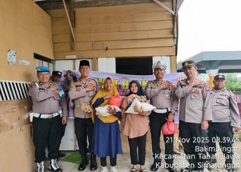 Kapolsek Tanah Jawa Kompol Asmon Bufitra S.H. M.H bersama personil memberikan bantuan sembako kepada warga membutuhkan