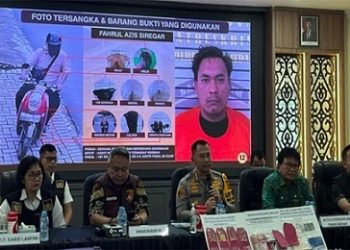 Kapolrestabes Medan, Kombes Pol Jean Calvijn Simanjuntak didampingi Direktur Reskrimum Polda Sumut Kombes Pol Ricko Taruna Mauruh saat konferensi pers di Mapolrestabes Medan terkait persitiwa kebakaran rumah Hakim Khamazaro Waruwu. (Foto Ist)