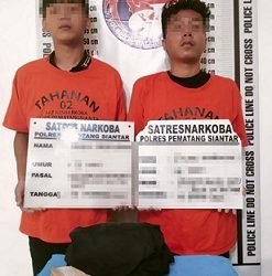 Kedua tersangka, NAG dan GR beserta barang bukti