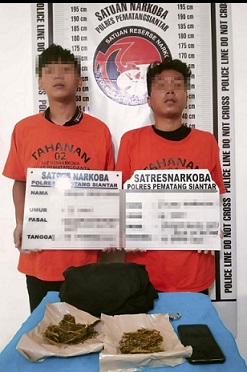 Kedua tersangka, NAG dan GR beserta barang bukti