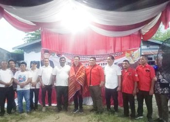 Ketua DPC PDI Perjuangan Hasyim SE diulosi pengurus PAC Medan Denai yang diwakili John Martin Lumban Gaol sebagai Sekretaris untuk mendoakan agar dapat kembali memimpin PDIP Kota Medan. (Foto Ist)