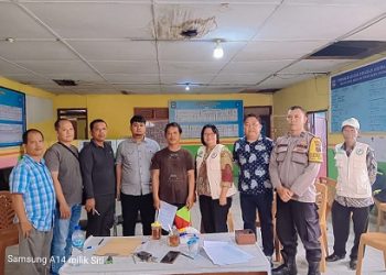 Kepala Dinsos P3A Kota Pematangsiantar Agustina Bulan Lasma Sihombing SSos MSi, Kasi Pelum Kecamatan Siantar Timur Umri Silitonga bersama warga yang belum mendapatkan BLT Kesra menggelar mediasi di Kantor Lurah Asuhan, Jalan Sejahtera