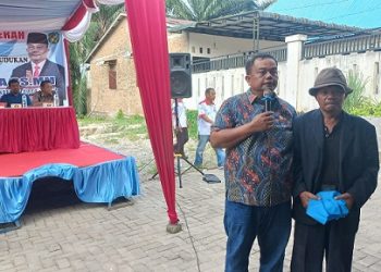 Anggota DPRD Kota Medan, Binsar Simarmata saat pelaksanaan Sosialisasi Perda (Sosper) ke XI Tahun 2025 produk hukum Pemko Medan Perda No 3 Tahun 2021 tentang Penyelenggaraan Administrasi Kependudukan di Jln. Bungai Rampai II, Medan Tuntungan. (Foto Ist)