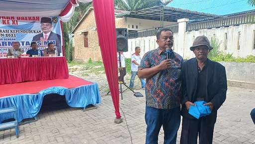 Anggota DPRD Kota Medan, Binsar Simarmata saat pelaksanaan Sosialisasi Perda (Sosper) ke XI Tahun 2025 produk hukum Pemko Medan Perda No 3 Tahun 2021 tentang Penyelenggaraan Administrasi Kependudukan di Jln. Bungai Rampai II, Medan Tuntungan. (Foto Ist)