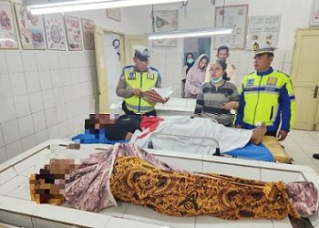Jenajah kedua pengendara sepedamotor, Aditya Pasya dan Ahmad Syaridho diruangan jenajah RSUD dr Djasamen Saragih Kota Pematangsiantar.
