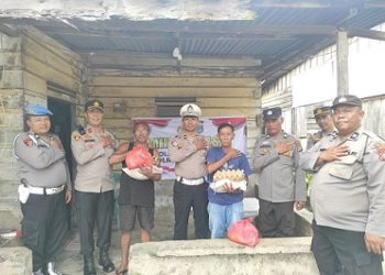 Kapolsek Tanah Jawa Kompol Asmon Bufitra, S.H. M.H bersama jajaran personilnya bagikan sembako kepada warga membutuhkan