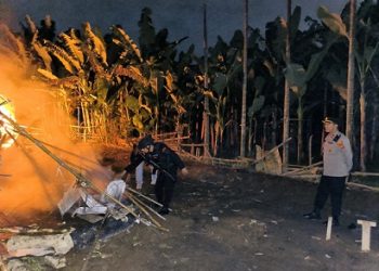 Kapolsek Sunggal Kompol Bambang G Hutabarat musnahkan barak narkoba di Lembah Berkah Sunggal. (Foto Ist)