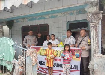 Polsek TBU Bagikan Bansos dan Serap Aspirasi Masyarakat