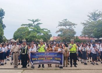Personil  Sat Lantas sosialisasi Ops Zebra Toba 2025 di SMP Negeri 5