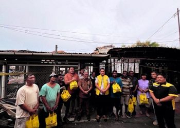 Ketua Komisi 1 DPRD Medan Reza Pahlevi Lubis kunjungi dan berikan bantuan kepada warga korban kebakaran di Jl Karya Gg Swadaya, Lingkungan 8, Kelurahan Karang Berombak, Kecamatan Medan Barat (Foto Ist)
