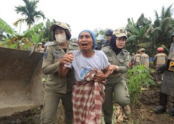 Puluhan personil SatpolPP lakukan penertiban dilahan Jalan Flamboyan II, Kelurahan Tanjung Selamat, Kecamatan Medan Tuntungan (Foto Ist)