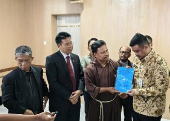 Gubernur Sumut Muhammad Bobby Afif Nasution menggelar pertemuan terkait evaluasi terhadap operasional PT Toba Pulp Lestari (TPL) yang dihadiri Ketua Sekber Gerakan Oikumenis untuk Keadilan Ekologis di Sumatera, Pastor Walden Sitanggang didampingi Ephorus HKBP Pdt Dr Victor Tinambunan. (Foto Ist)