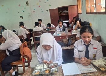 Bhabinkamtibmas Kelurahan Pardomuan AIPDA Hardi N. Silalahi melaksanakan monitoring pendistribusian Makanan Bergizi Gratis (MBG) di UPTD SMP Negeri 1