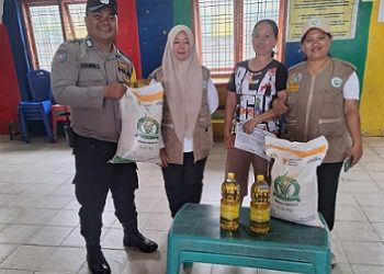 Bhabinkamtibmas Kelurahan Simarimbun Bripka Johannes Siregar melaksanakan monitoring Penyaluran Bantuan Pemerintah/Cadangan Pangan Pemerintah (CPP) di Kantor Lurah Simarimbun
