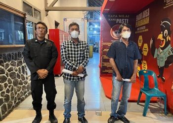 Kedua tersangka, Drs WS dan MH saat di Kantor Kejari Tebing Tinggi