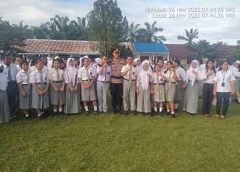 Kapolsek Tanah Jawa Kompol Asmon Bufitra SH MH sosialisasi seputar keamanan dan ketertiban masyarakat (kamtibmas) di SMA Negeri 1 Huta Bayu Raja
