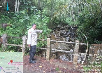 Personil Polsek Parapat Sisir Titik Rawan Longsor dan Banjir Demi Keselamatan Warga