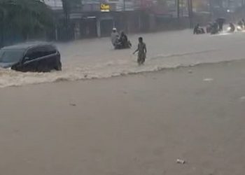 Ruas Jalan Gatot Subroto Binjai diterjang banjir. (Foto Ist)