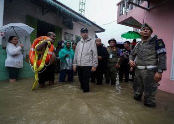 Wali Kota Medan, Rico Tri Putra Bayu Waas saat tinjau banjir (Foto Ist)