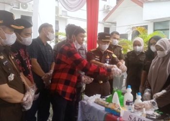Kajari Pematangsiantar Erwin Purba SH bersama Kasat Resnarkoba AKP Irwanta Sembiring SH. MH dan KBO Sat Reskrim IPDA MTT Simanungkalit SH saat musnahkan barang bukti sabut dengan cara diblender