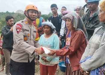 Danki 2 Batalyon B Satuan Brimob Polda Sumut AKP Laurensius Siahaan SH saat berikan bantuan sembako kepada warga korban bencana alam