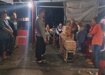 Kapolsek Bosar Maligas IPTU Sonni G. Sialalahi saat berikan bantuan kepada warga terdampak banjir