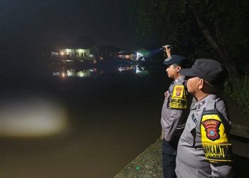 Personel Piket Polsek Sei Tualang Raso (STR) Polres Tanjungbalai sigap melakukan pemantauan debit air Sungai Kapias
