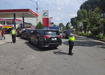 Personil Sat Lantas saat gatur lalin untuk mengurai kemacetan didepan SPBU Tukimin Jalan Ahmad Yani