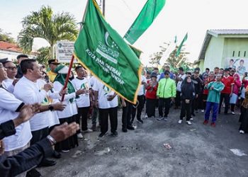 Wali Kota Pematangsiantar Wesly Silalahi SH MKn melepas peserta Jalan Sehat dalam rangka Semarak Milad ke-95 Al Jam'iyatul Washliyah