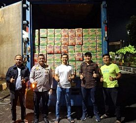 Kasat Reskrim AKP Sandi Riz Akbar S.Tr.K. S.I.K. M.H bersama KBO Sat Narkoba IPTU Apri Damanik SH. MH, Kanit Regident IPTU Elon Sitinjak, Kanit Tipikor IPDA Lizar Hamdani SH dan Kanit Ekonomi IPDA IPDA Martua Rajagukguk saat melepas mengiriman bantuan didepan Mako Polres Pematangsiantar