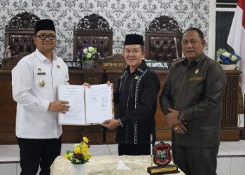 Wakil Wali Kota Tanjungbalai, Muhammad Fadly Abdina penyerahan dokumen R.APBD tahun 2026 kepada Ketua DPRD Tanjungbalai 