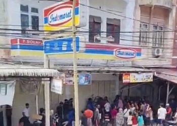 Cuplikan video warga menjarah di Indomaret-Alfmart di Sibolga. (Foto Ist)