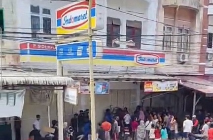 Cuplikan video warga menjarah di Indomaret-Alfmart di Sibolga. (Foto Ist)