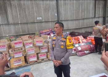 Kapolres Tapanuli Utara, AKBP Ernis Sitinjak saat memberikan keterangan kepada wartawan atas bantuan 3,5 ton bantuan Kapolri. (Foto Ist)