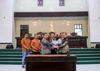 Wali Kota Pematangsiantar Wesly Silalahi SH MKn menyampaikan pendapat akhir atas persetujuan DPRD terhadap penetapan Rancangan Peraturan Daerah (Ranperda) tentang APBD Kota Pematangsiantar Tahun Anggaran (TA) 2026 menjadi Peraturan Daerah (Perda) tentang APBD TA 2026