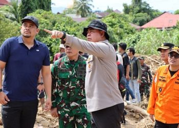 Kapolda Sumut, Irjen Pol Whisnu Hermawan dan Gubsu Bobby Nasution saat meninjau dampak bencana di Sibolga. (Foto Ist)