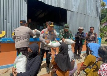 Kapolda Sumut, Irjen Pol Whisnu Hermawan Februanto didampingi Pangdam I/BB Mayjen TNI Rio Firdianto membagikan beras kepada warga terdampak bencana di Gudang Bulog Pandan, Tapanuli Tengah. (Foto Ist)