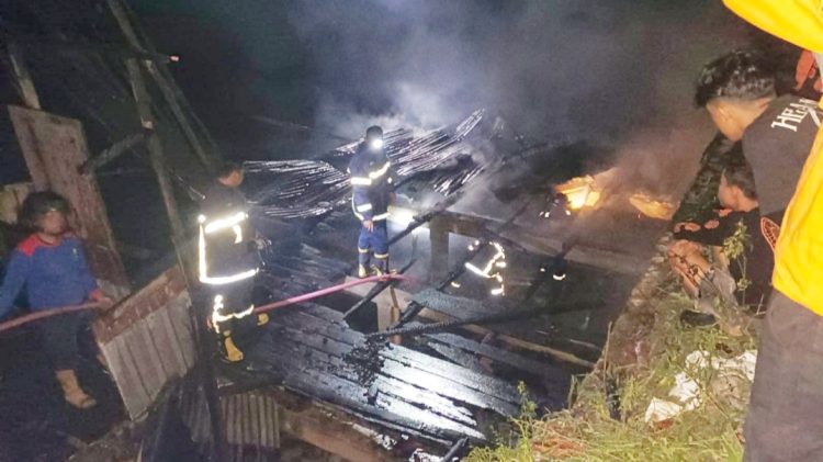 Petugas Damkar saat padamkan kobaran api