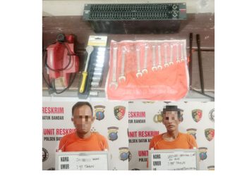 Kedua tersangka AA dan KF beserta barang bukti