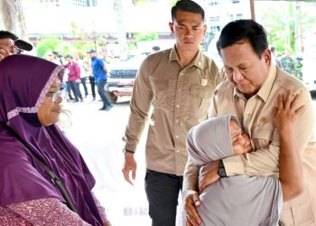 Presiden Prabowo Subianto memeluk warga yang mengungsi akibat dampak banjir dan longsor di GOR Pandan (Foto Ist)