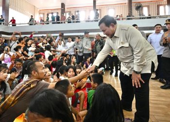Presiden Prabowo Subianto saat menyapa warga korban bencana banjir dan longsor di Kabupaten Tapteng. (Foto Ist)
