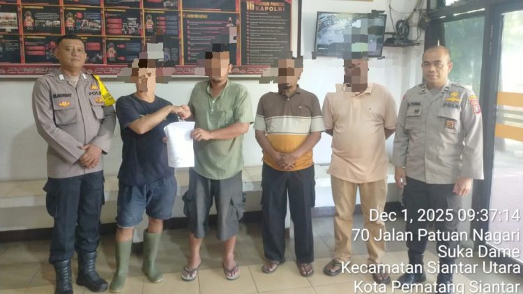 personil piket SPKT dan Bhabinkamtibmas Kelurahan Martoba Bripka M. Nurday selesaikan dugaan penganiayaan di Jalan Langkat Gang Rukun