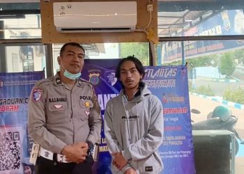 Warga saat pengurusnya penertiban SIM di Satpas Sat Lantas Polres Pematangsiantar