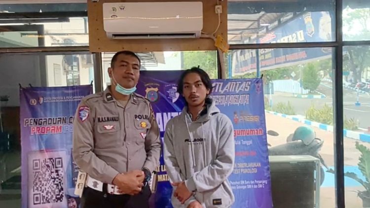 Warga saat pengurusnya penertiban SIM di Satpas Sat Lantas Polres Pematangsiantar