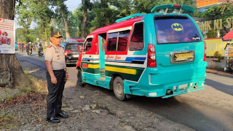 Simalungun, AKBP Marganda Aritonang, S.H., S.I.K., M.M pimpin langsung Gatur Lalin di pagi hari di depan SMK Negeri 2