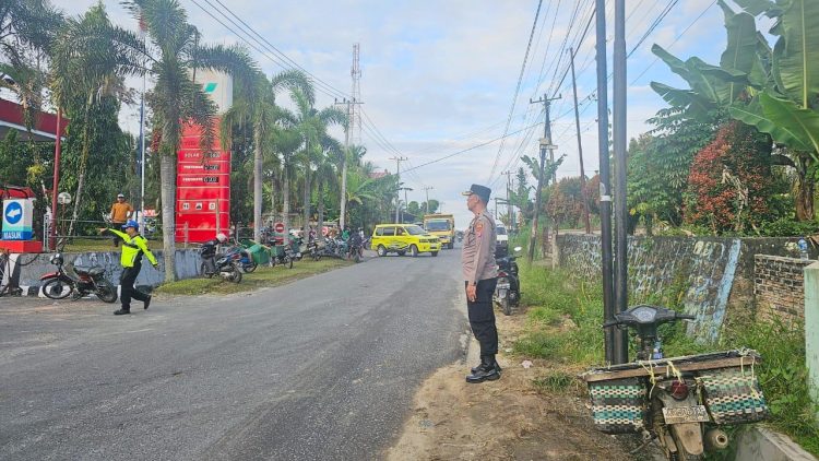 Kapolsek Tanah Jawa Kompol Asmon Bufitra SH. MH turun langsung Gatur Lalin